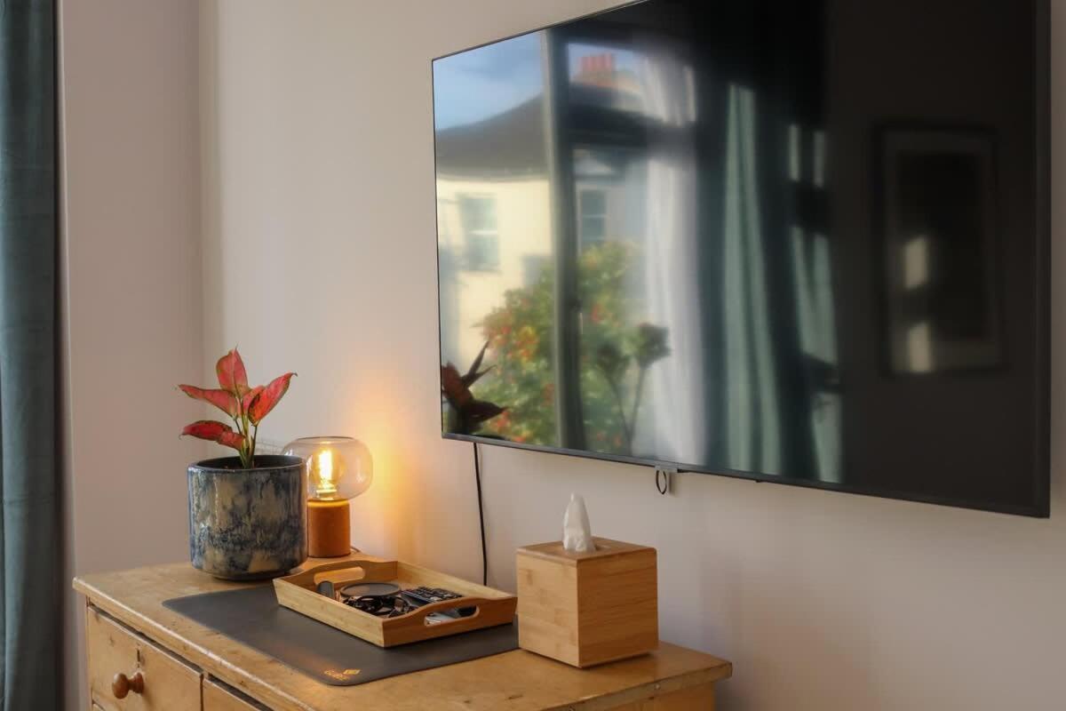 Modern Double Bedroom In City Apartment Room 1 Лондон Екстериор снимка