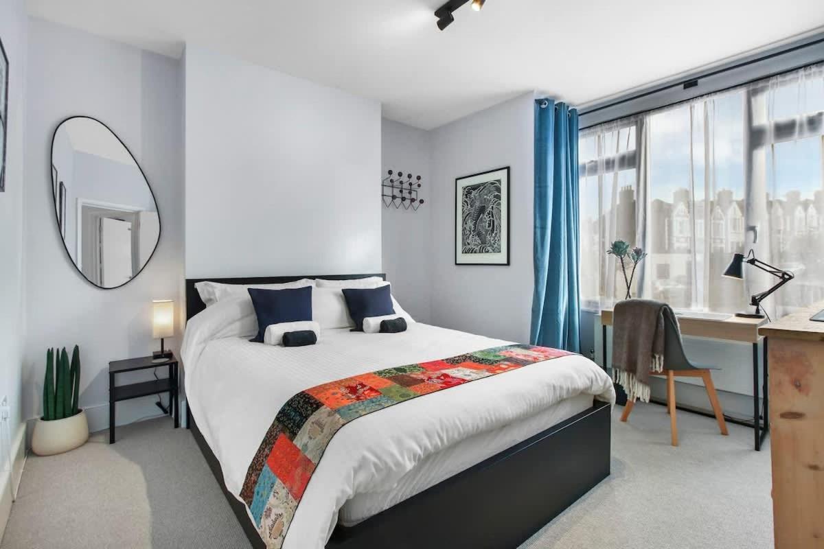 Modern Double Bedroom In City Apartment Room 1 Лондон Екстериор снимка